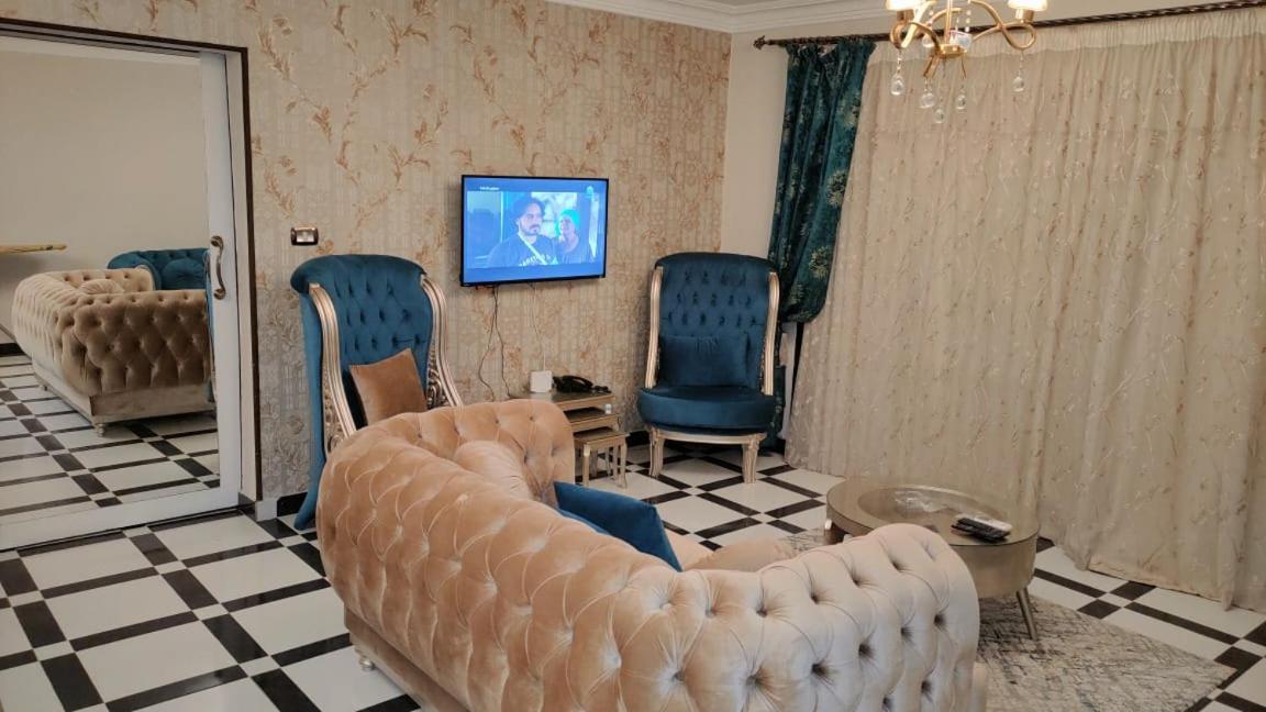 مكرم عبيد للعائلات فقط 21 Families Only *