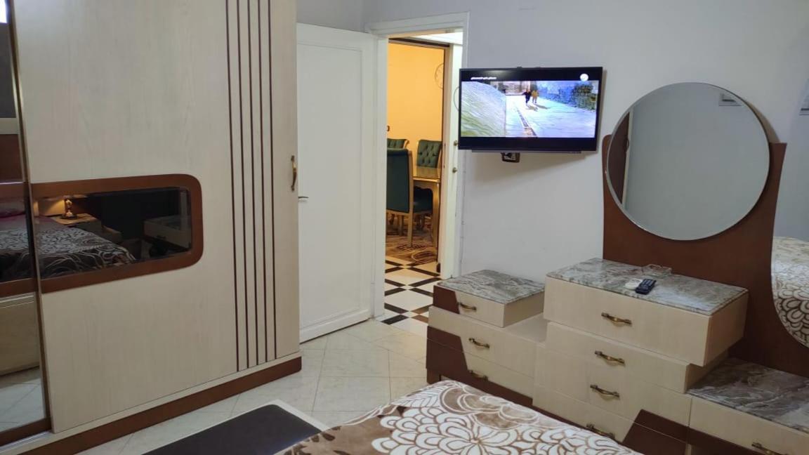 مكرم عبيد للعائلات فقط 21 Families Only